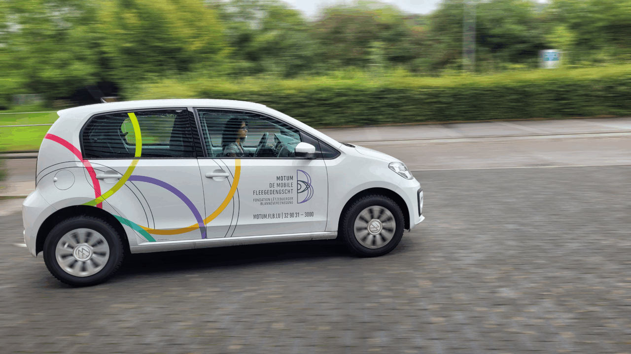 Une voiture du service "Motum - de mobille Fleegedéngscht".